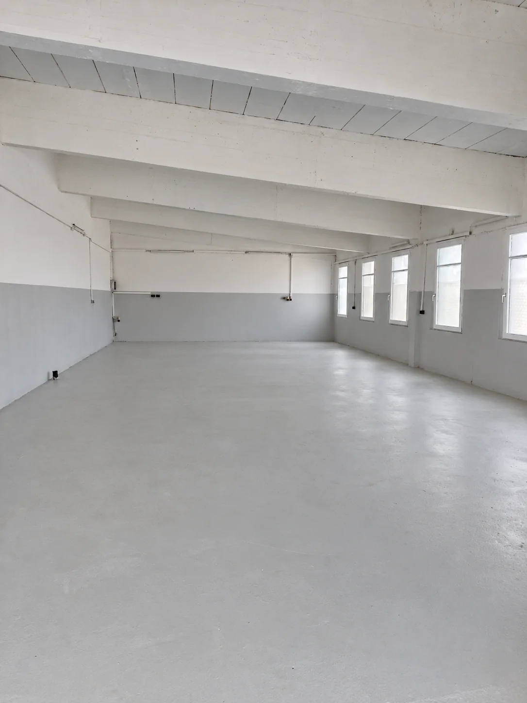 Halle 1E: großer Lagerraum mit Fenstern auf der rechten Seite
