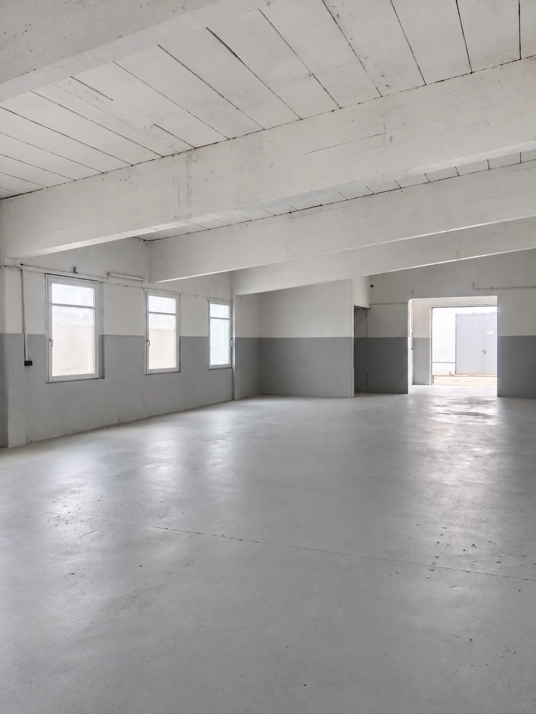 Halle 1E: Innenansicht mit Blick zum geöffneten Tor