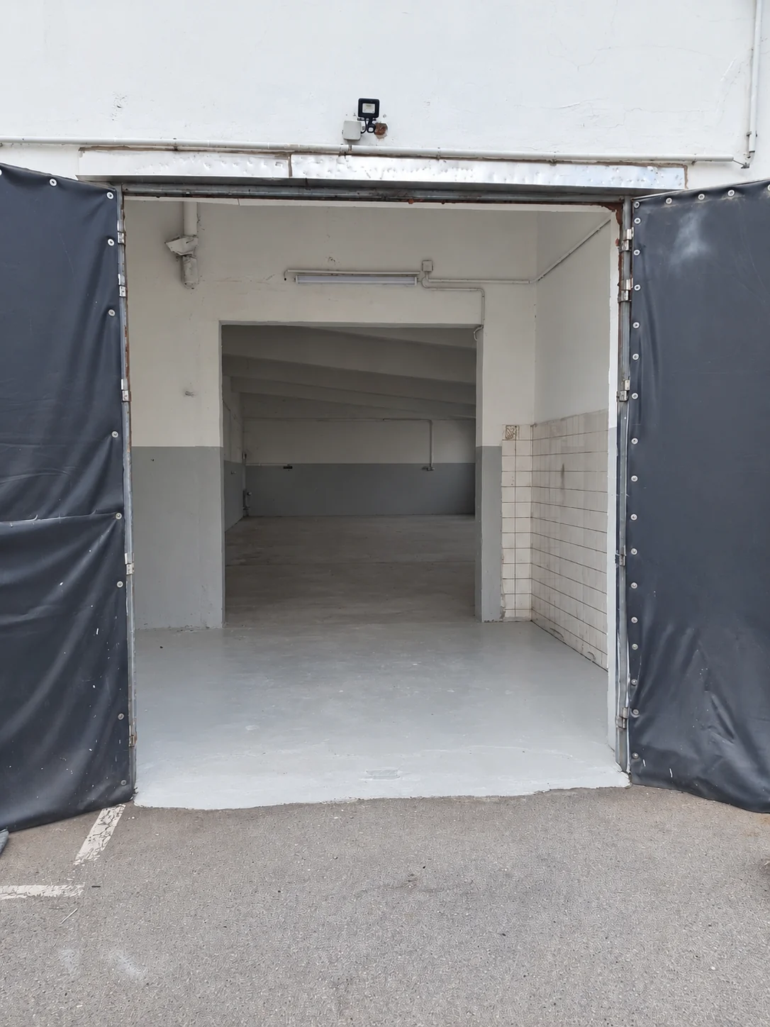 Geöffnetes Einfahrtstor der 173-m²-Halle 1E