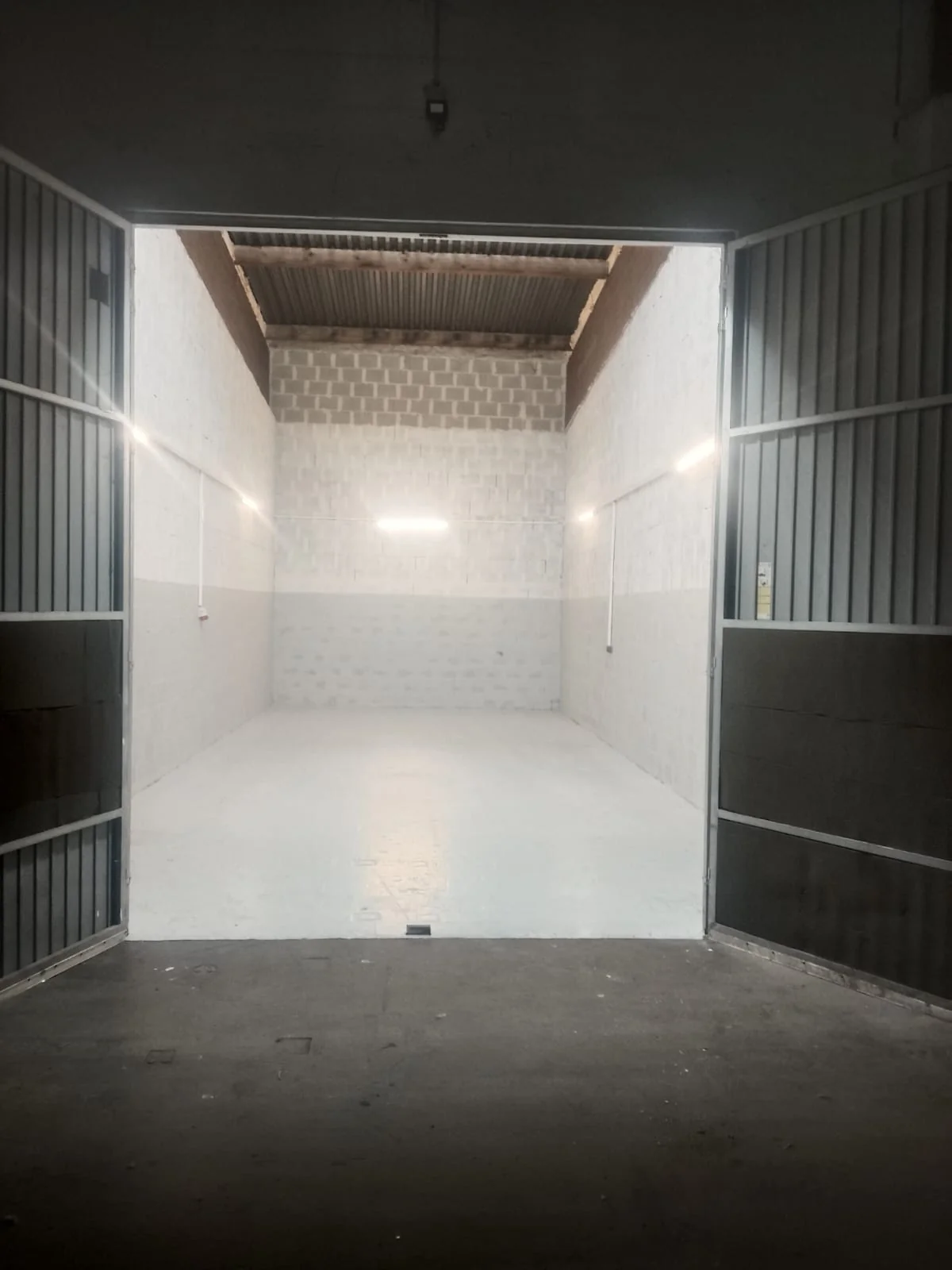 Blick durch das geöffnete Tor der 58-m²-Halle 2A7