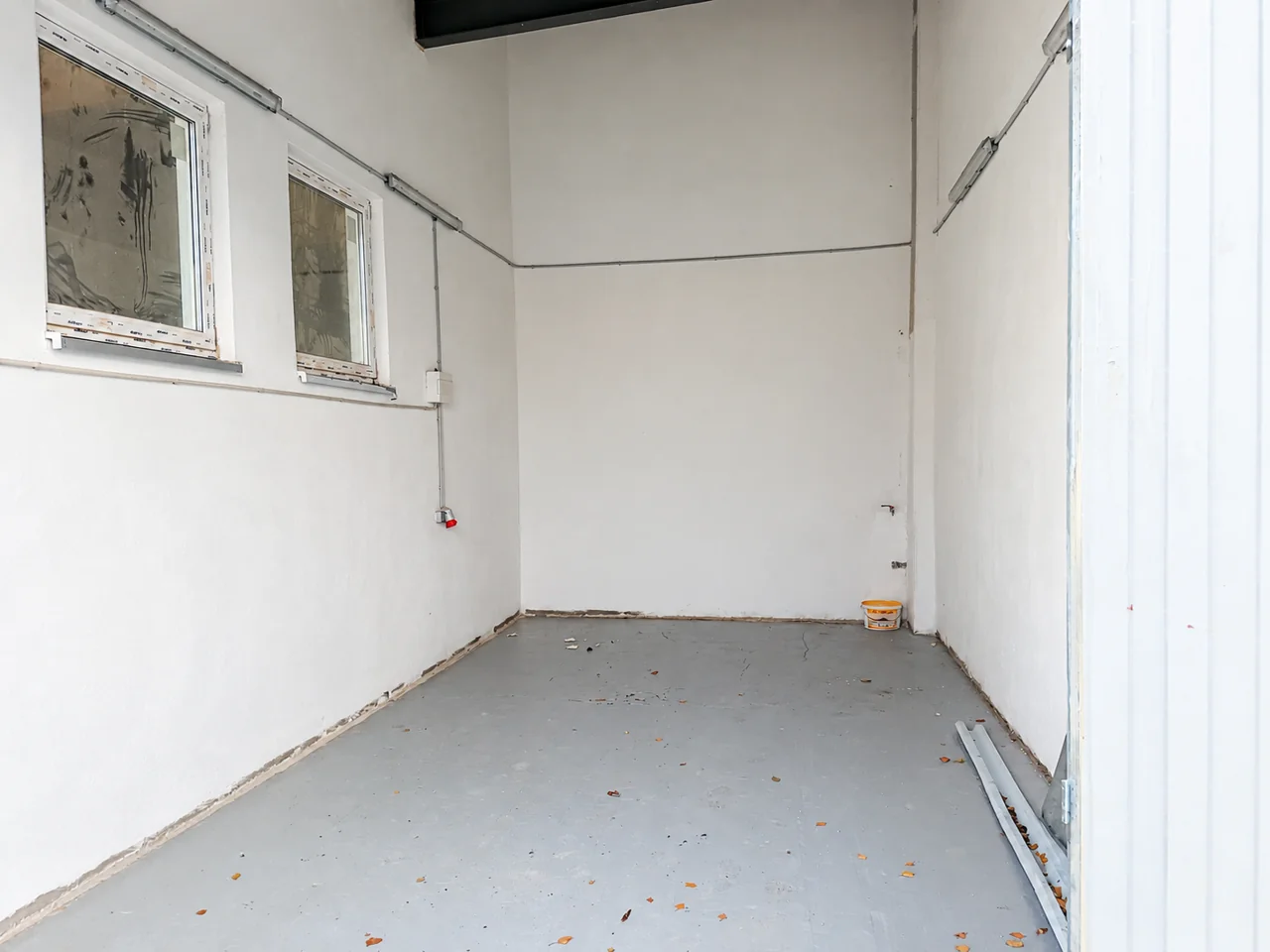 Halle 2H: Blick durch das geöffnete Tor