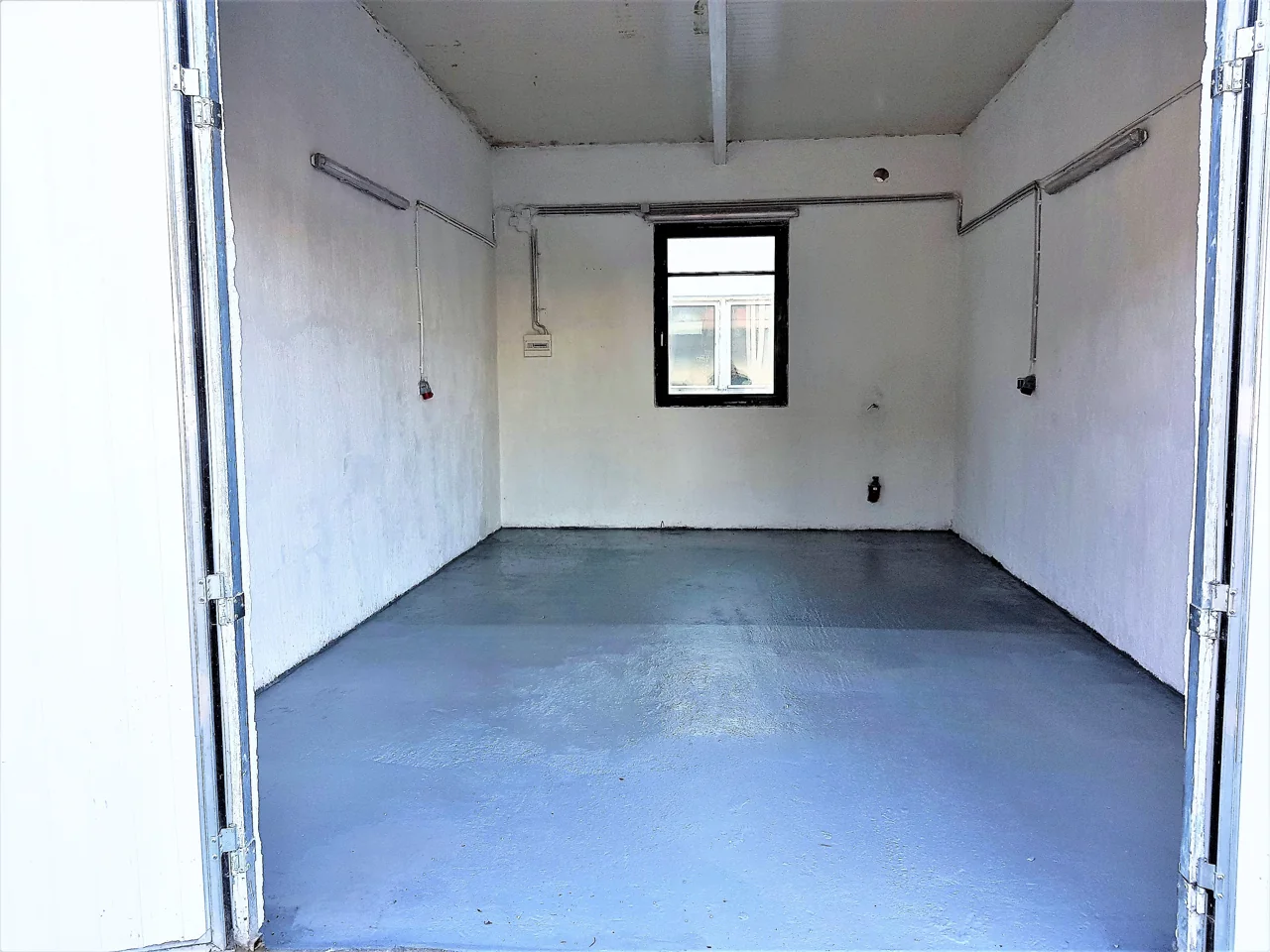Blick durch das geöffnete Tor einer baugleichen 36-m²-Beispielhalle