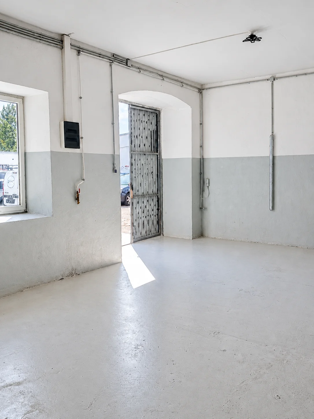Halle 3D: Blick auf Tor und Fenster von innen