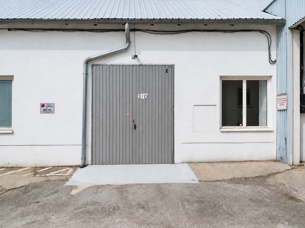 Halle 3D: Außenansicht mit Einfahrtstor und Fenster